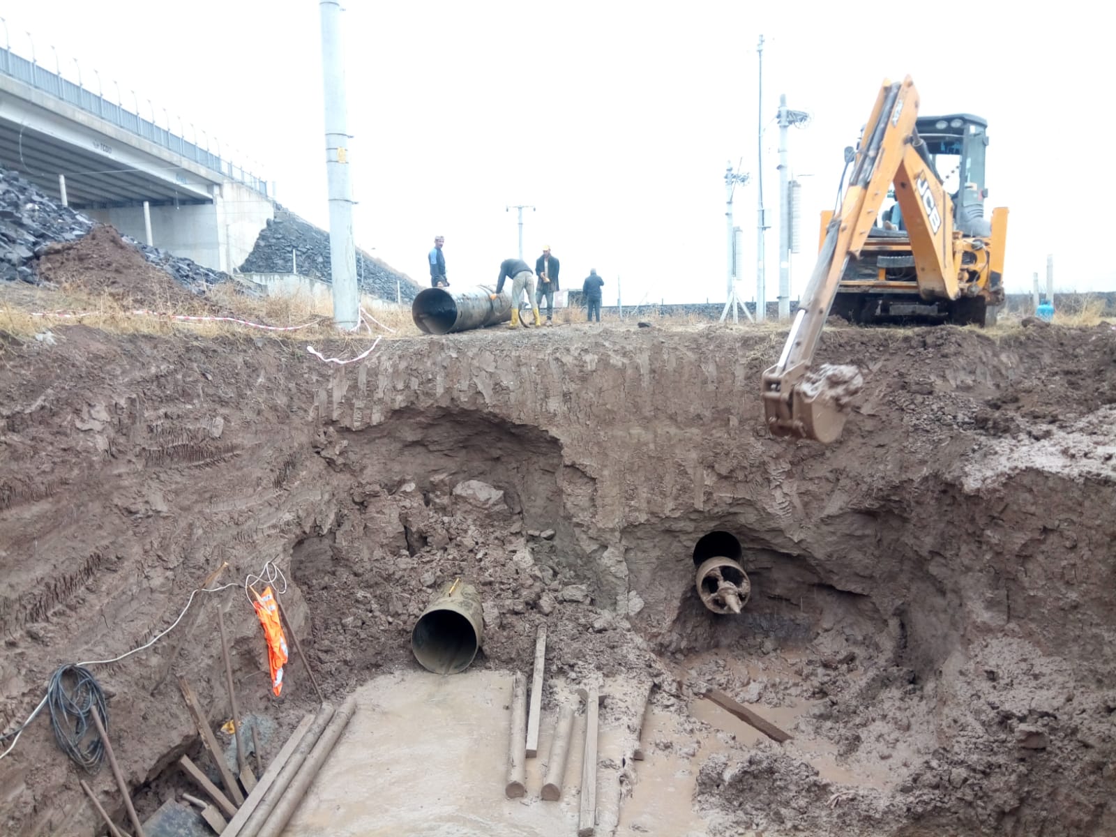 ALFA eski saha arşivinden yol altında kazısız boru geçişi